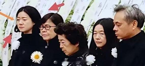 杨先生的告别会上,不仅女儿和小儿子来了,大儿媳和大孙子及小儿媳也来了,只是大儿子