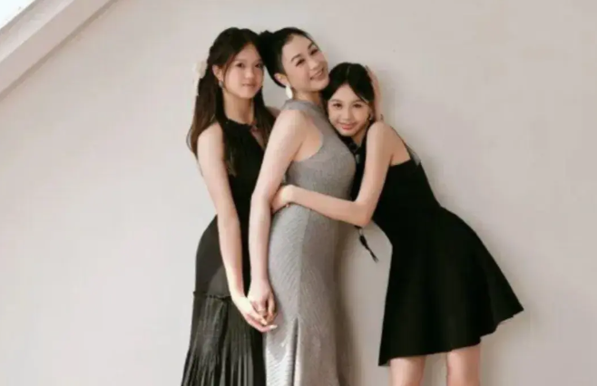 钟丽缇母女三花同框，妈妈身材最好，人群中也最亮眼
