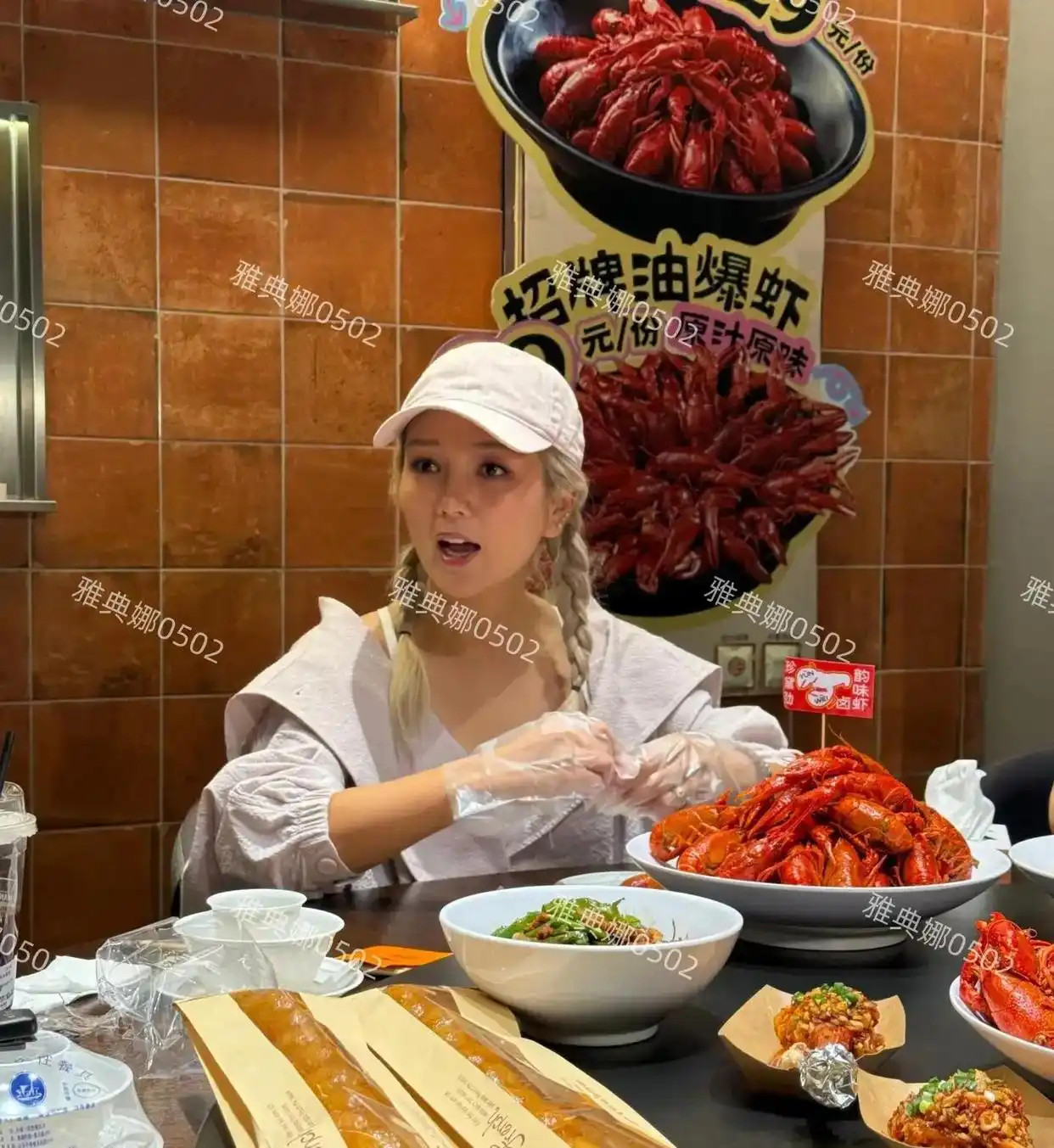 何洁40岁在长沙吃小龙虾，灰白色休闲服，看起来像20岁女明星