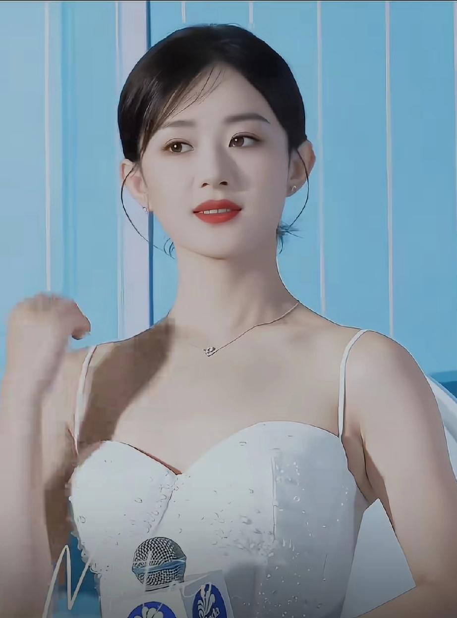 最美女明星赵丽颖！在一袭白色的吊带礼服的衬托下，就像是天上下凡的仙女一样，不食人