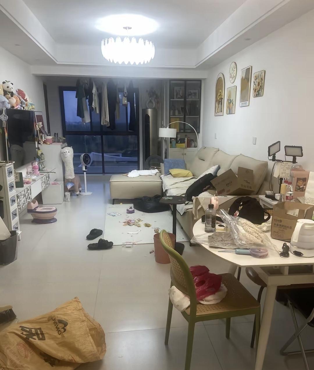 和老人住一块儿，水电气都是他们交，省了不少钱。可住久了问题挺多，作息时间完全不一