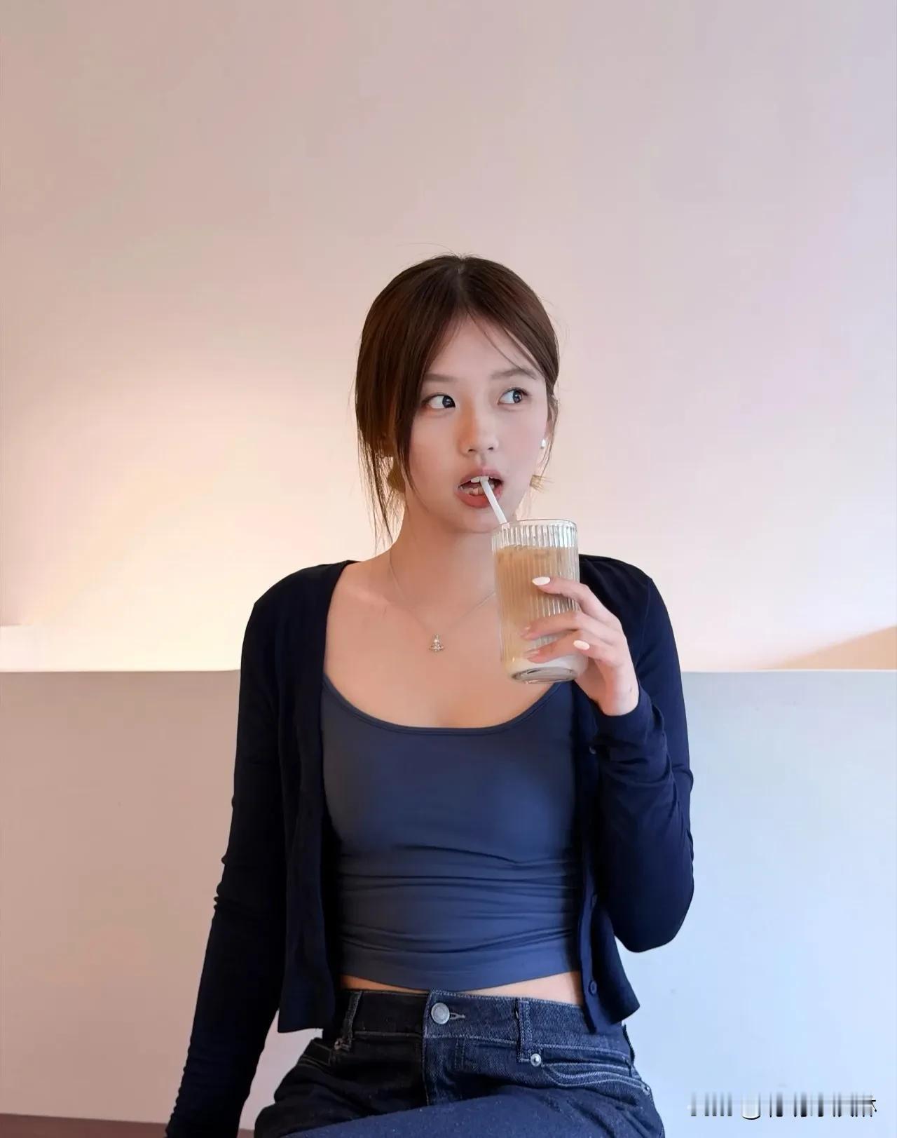 少女心是藏在时光里的糖，甜了岁月，暖了日常。一杯奶茶，一片星空，