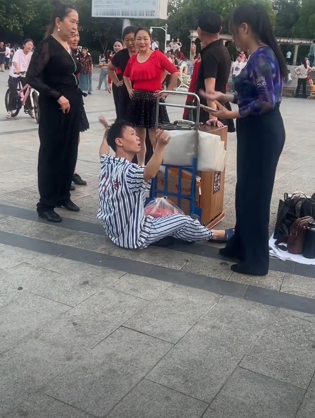 这是个狠角色，广场舞大妈没招了，实在是不敢惹！