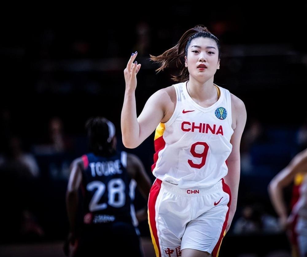 女篮阵容被曝大换血，两大王牌面临出局，李梦近况再起风波！张曼曼发挥一般稳守首发一
