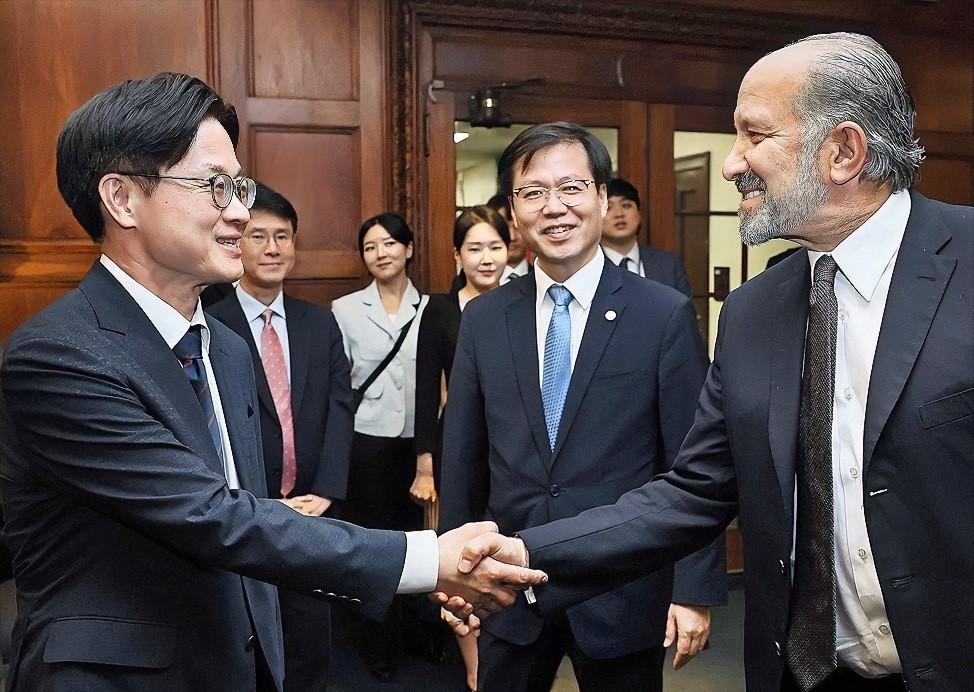 美韩谈崩了。3500亿美元换不来10%的让步：韩国在美国面前，到底有多卑微？韩国