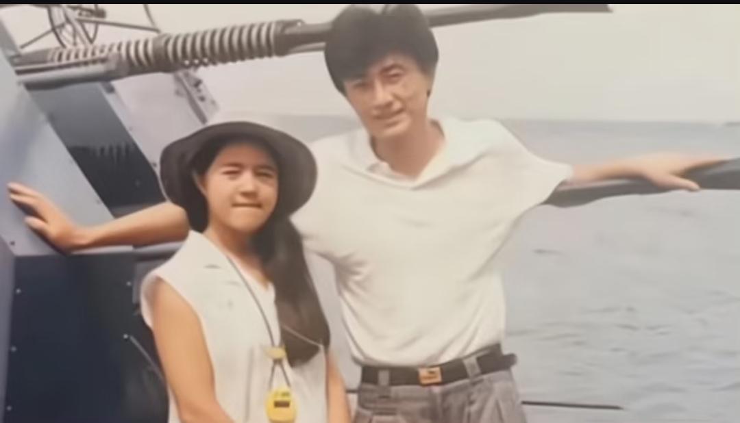 刘纯燕刚认识丈夫王宁那会还留着长头发，甜美可爱，衣品也很好，王宁帅气潇洒，两人在
