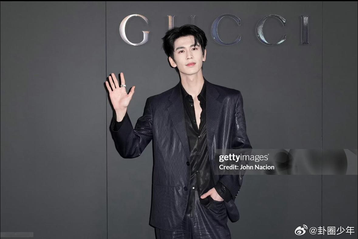 张凌赫纽约生图张凌赫纽约看秀生图不愧是张凌赫！G社严苛镜头下依旧状态封神，生图比