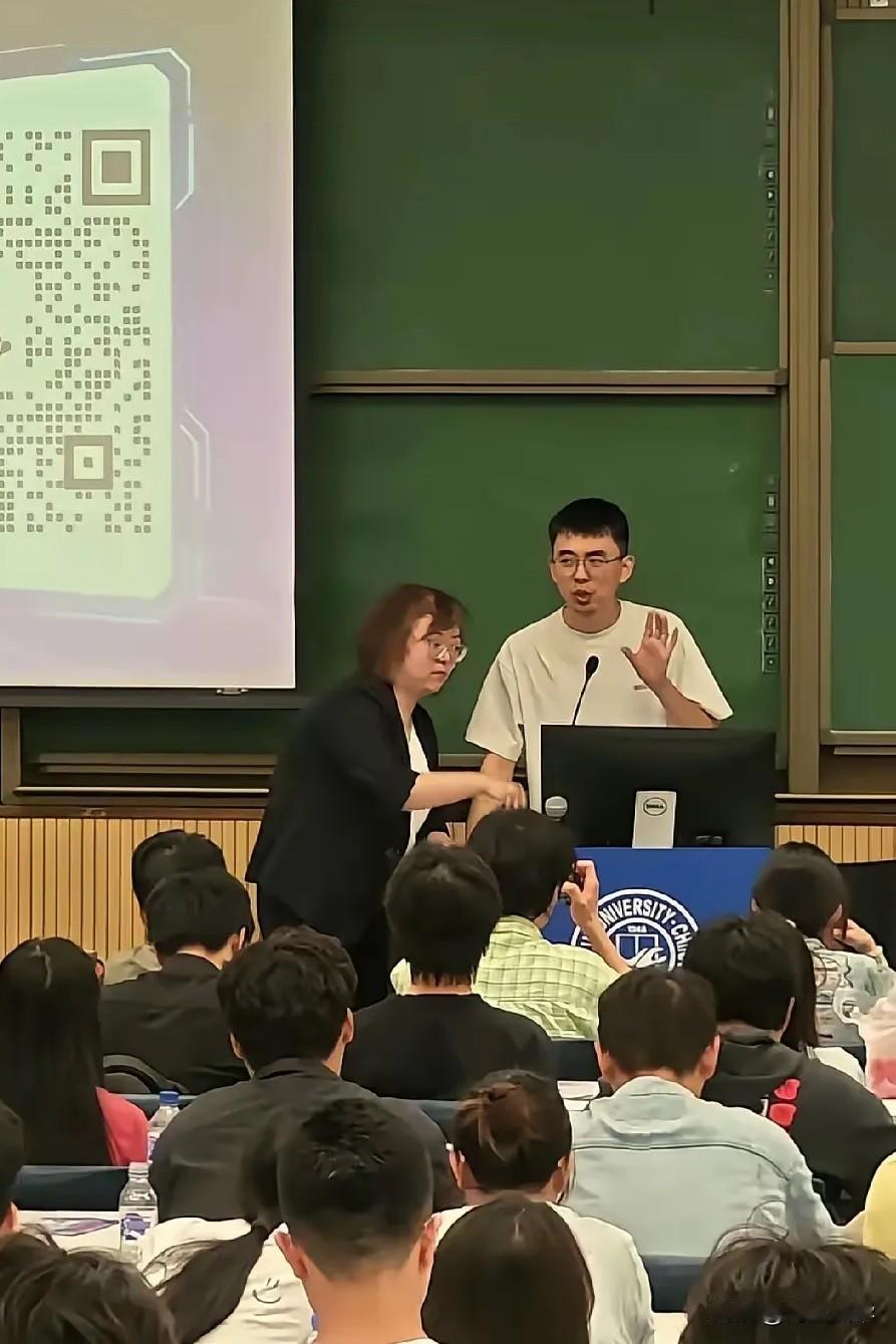 耿同学回吉林大学了，看宣传海报，应该是回母校参加校园日活动。吉林大学真不错