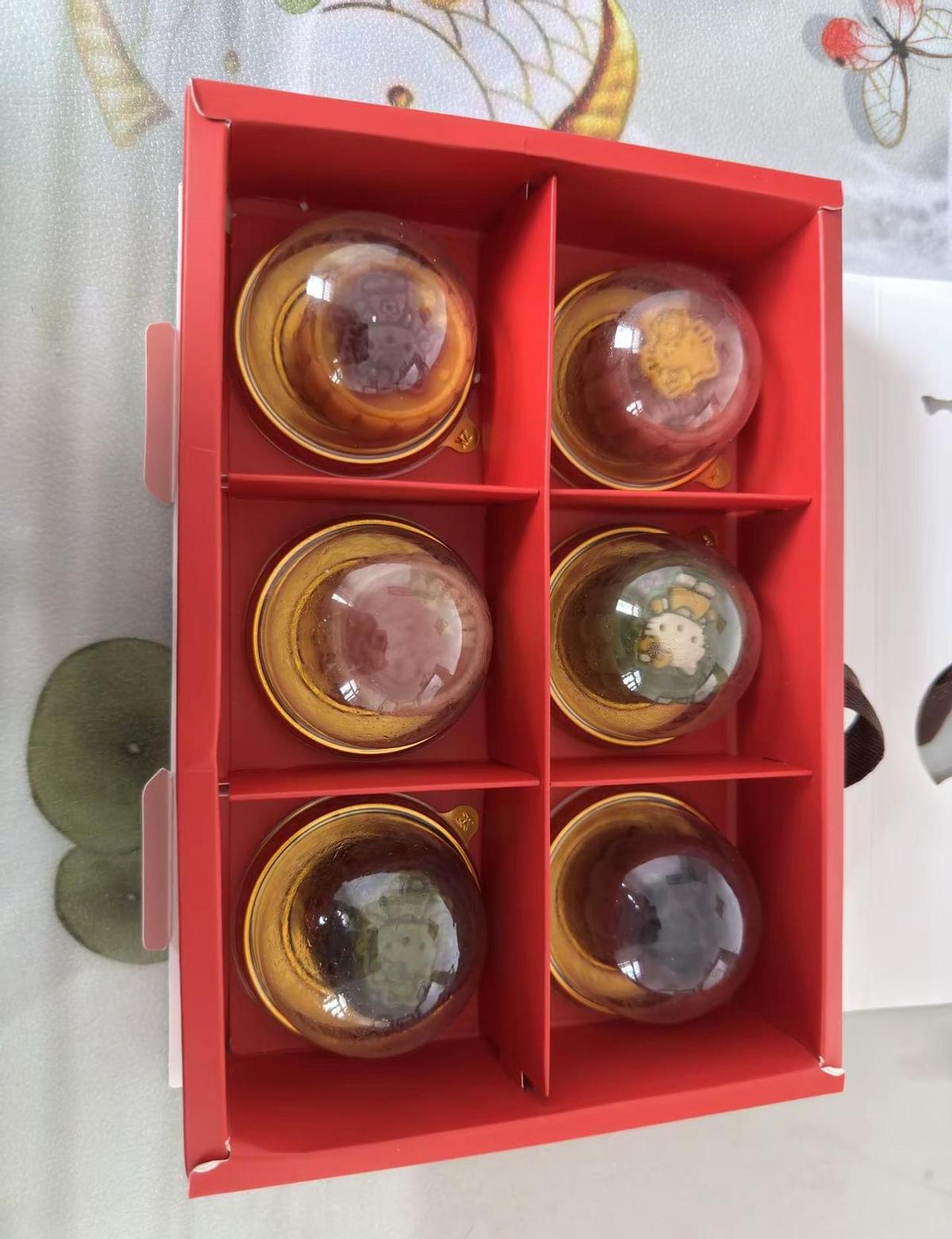 她寄出的不是月饼，是一盒能拆开的国风春天。山海观雾晒出一盒磕了边的月饼，没喊委