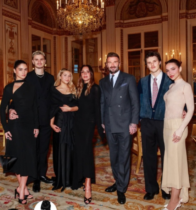 贝克汉姆家族全家福维多利亚晒贝克汉姆家族全家福维多利亚在家庭风波后，首次发布家