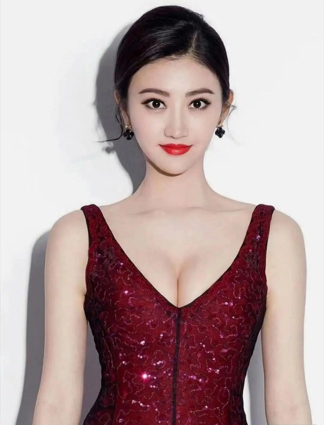 一颗卵子的重量，三点五微克。五千万美元现金的重量，两点五吨。景甜向孙割要的是