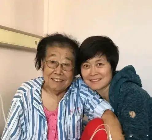 敬一丹家族是有高寿基因的，母亲90岁，父亲95岁去世，但是敬一丹71岁就离开了。