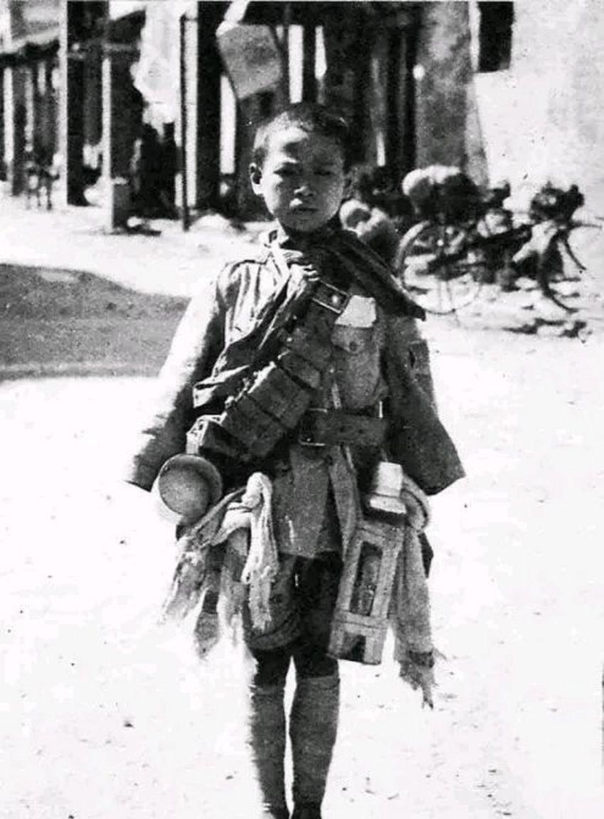 1938年，日军想拍摄一个懦弱的中国战俘形象，于是找到了15岁的季万方，他瘦小得