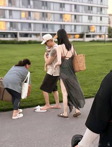 陈伟霆何穗合体带娃，何穗一身露背长裙，尽<br />显年轻貌美