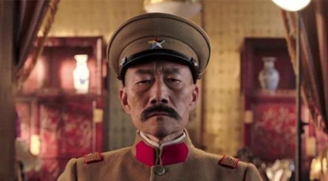 1891年，16岁的张作霖落难乞讨，孙寡妇看中了他，解开衣扣，掏出一块腰牌给他：