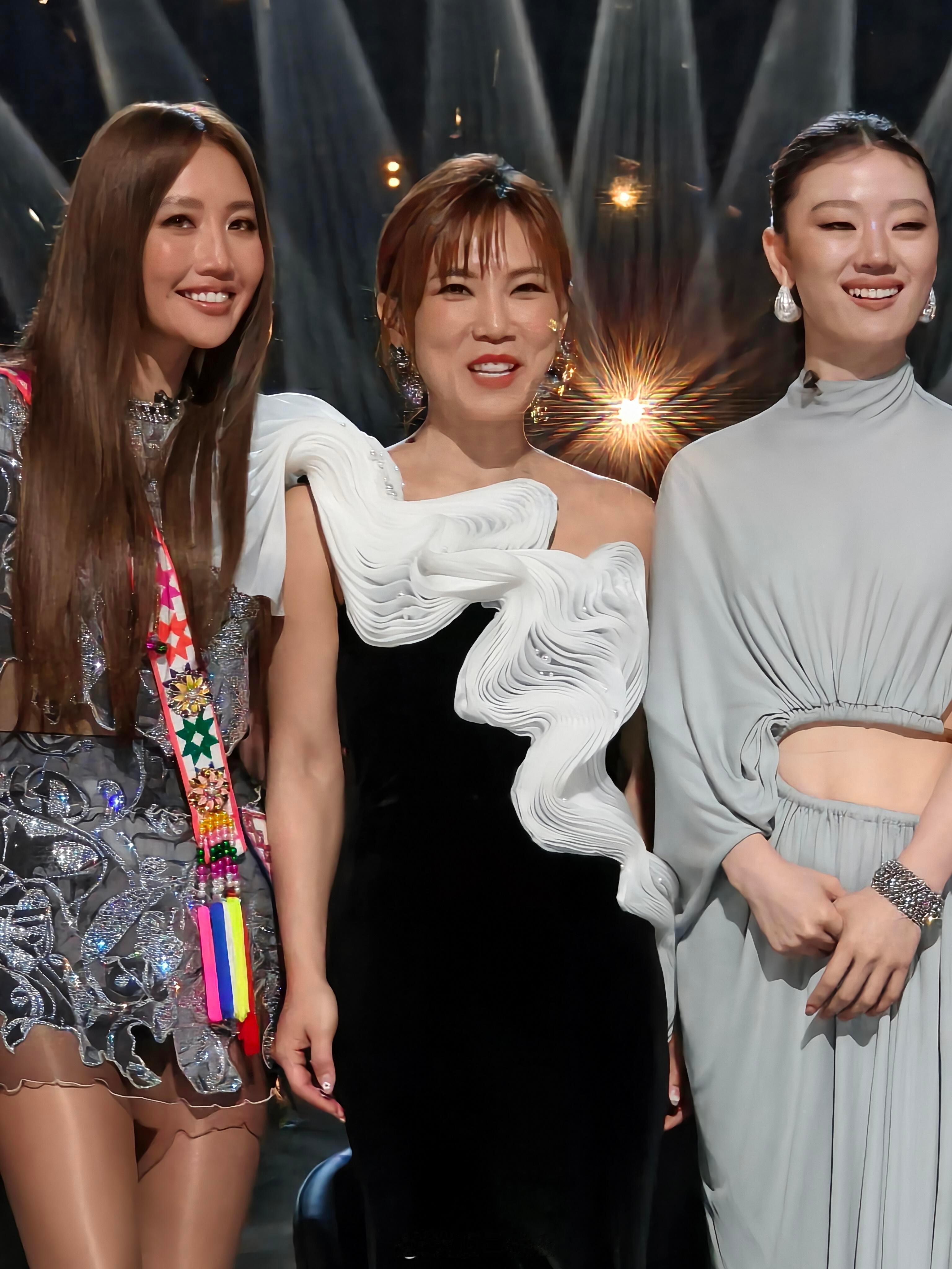 李佳薇ALin单依纯三个小品天后合照​​​