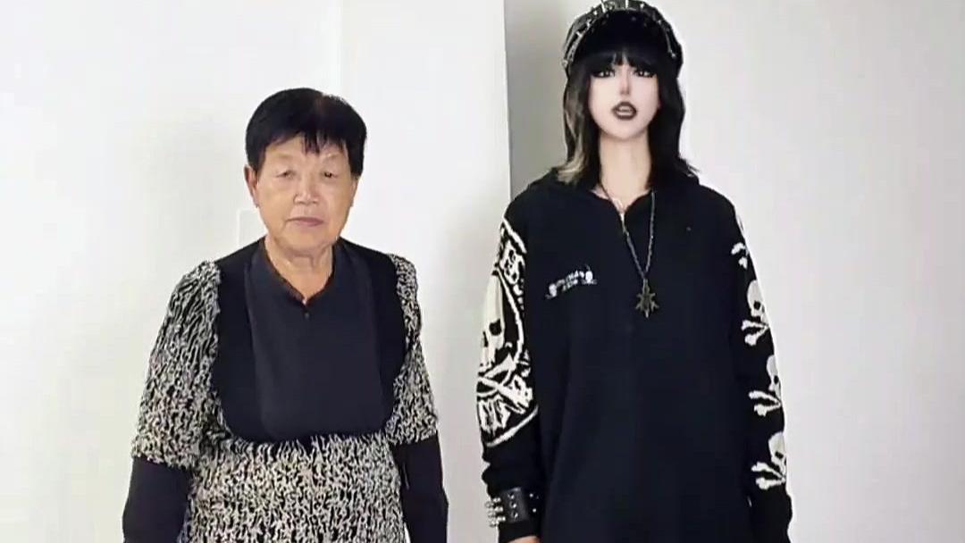 孙女和80岁奶奶互换穿搭，奶奶的衣服穿在孙女身上，根本看不出来是同一件。