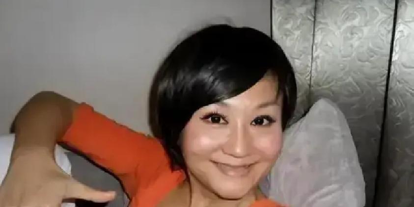 她饿到70斤开始和狗抢食，冰箱里的牛排却一块都不能碰。洛杉矶豪宅里，央视前主持