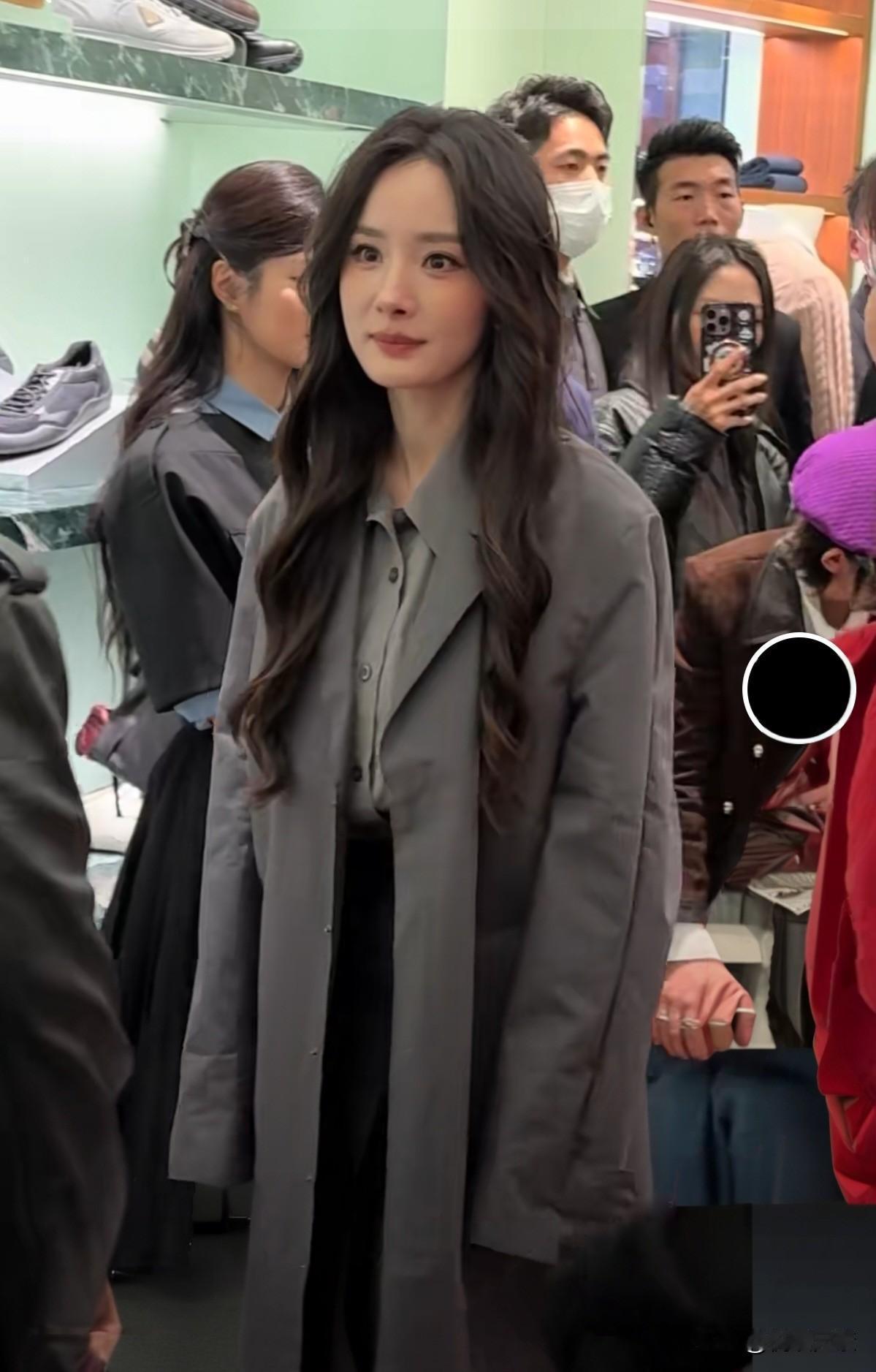 没有哪个男人能受得了杨幂的眼神，美丽纯情得让人沉醉。真不知道刘恺威是怎么想的