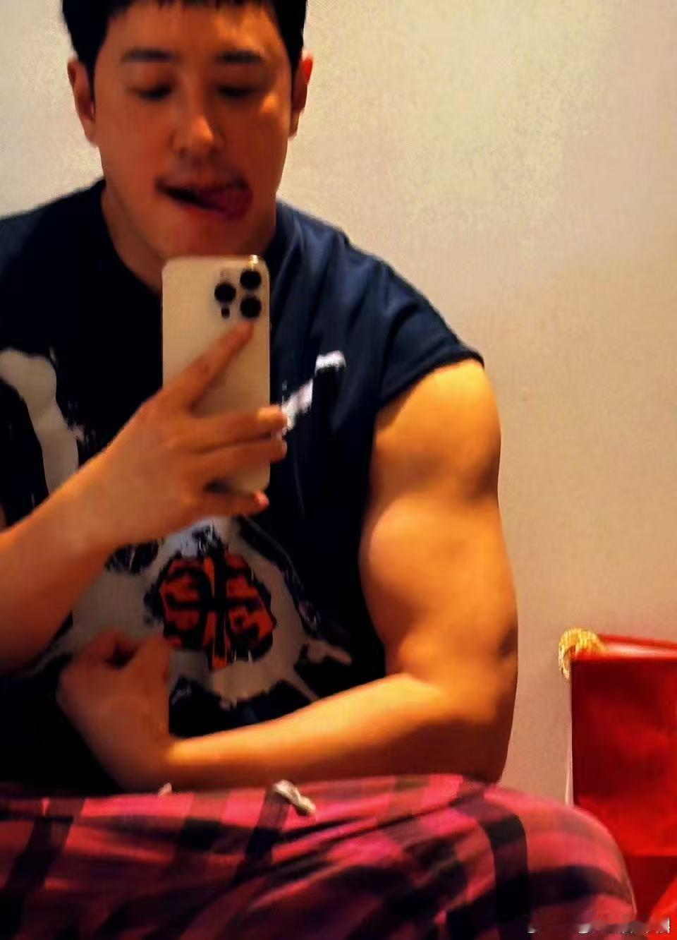 潘玮柏吃一堑吃一堑吃饱了潘帅完美诠释“干饭魂”！嘴上说着“不吃了”，身体诚实地