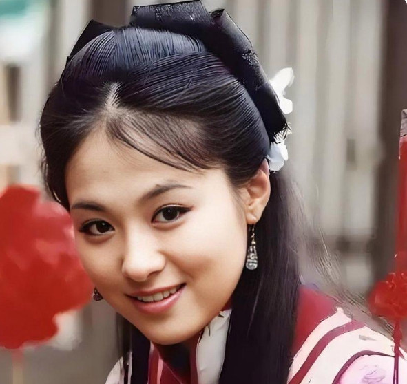 2008年，《潜伏》开拍，沈傲君和孙红雷有场吻戏。刚拍完，沈傲君赶忙找到导演，小
