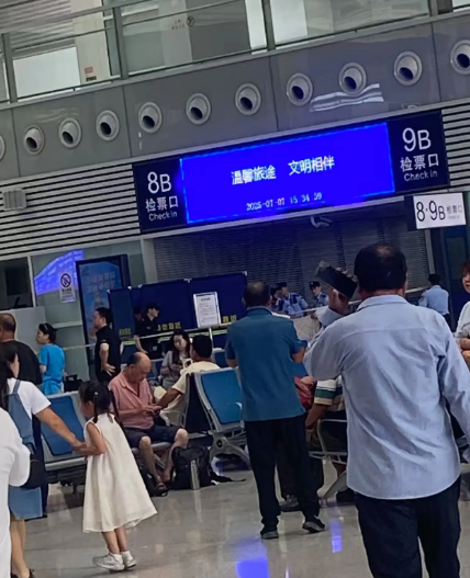 杭州，真的不要太卷了，给人们休息一下吧。上午才看到有人在杭州东站卧轨，现