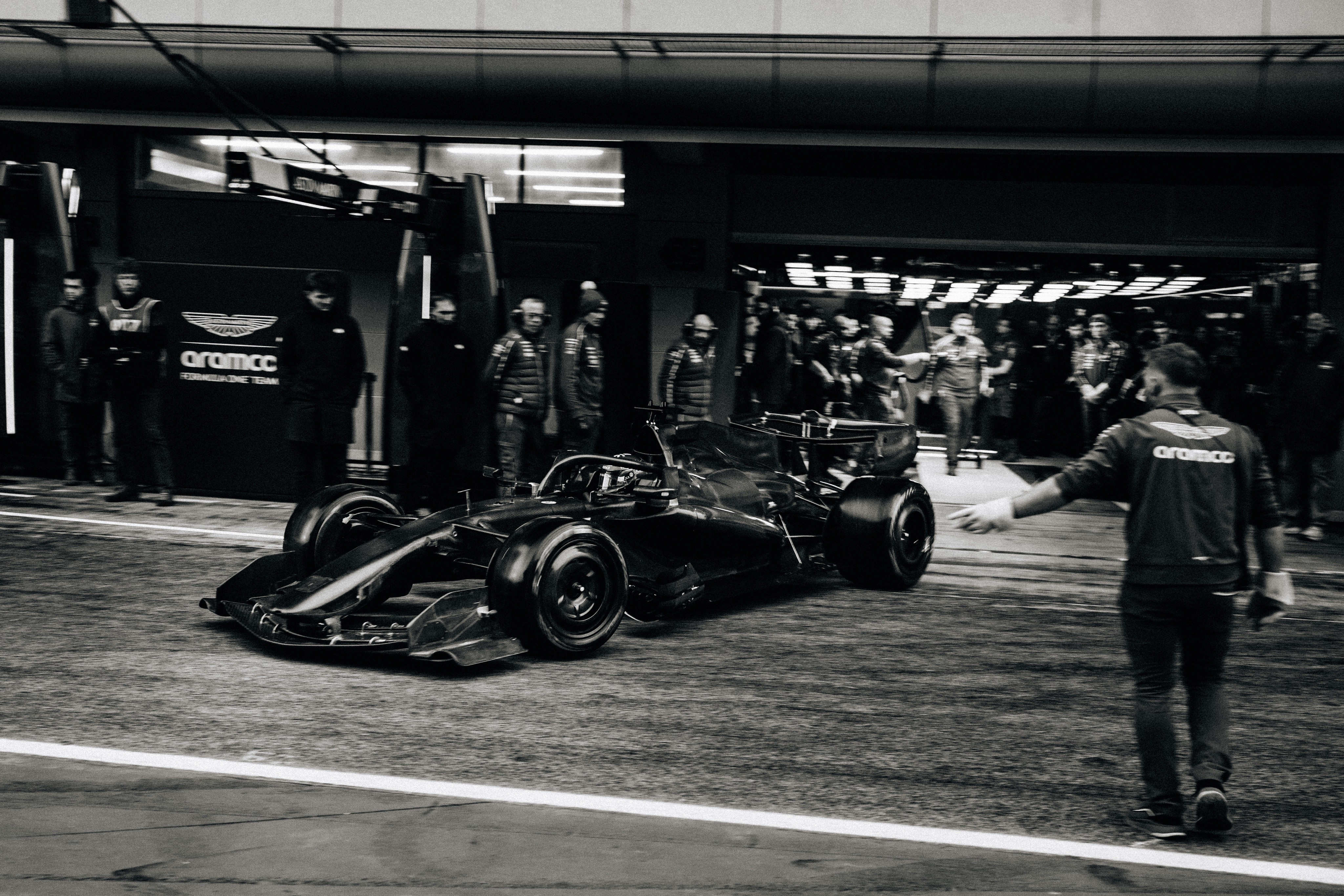 阿斯顿马丁车队在社媒上放出了“AMR26”赛车的首张照片，虽然是黑白的F1赛车F