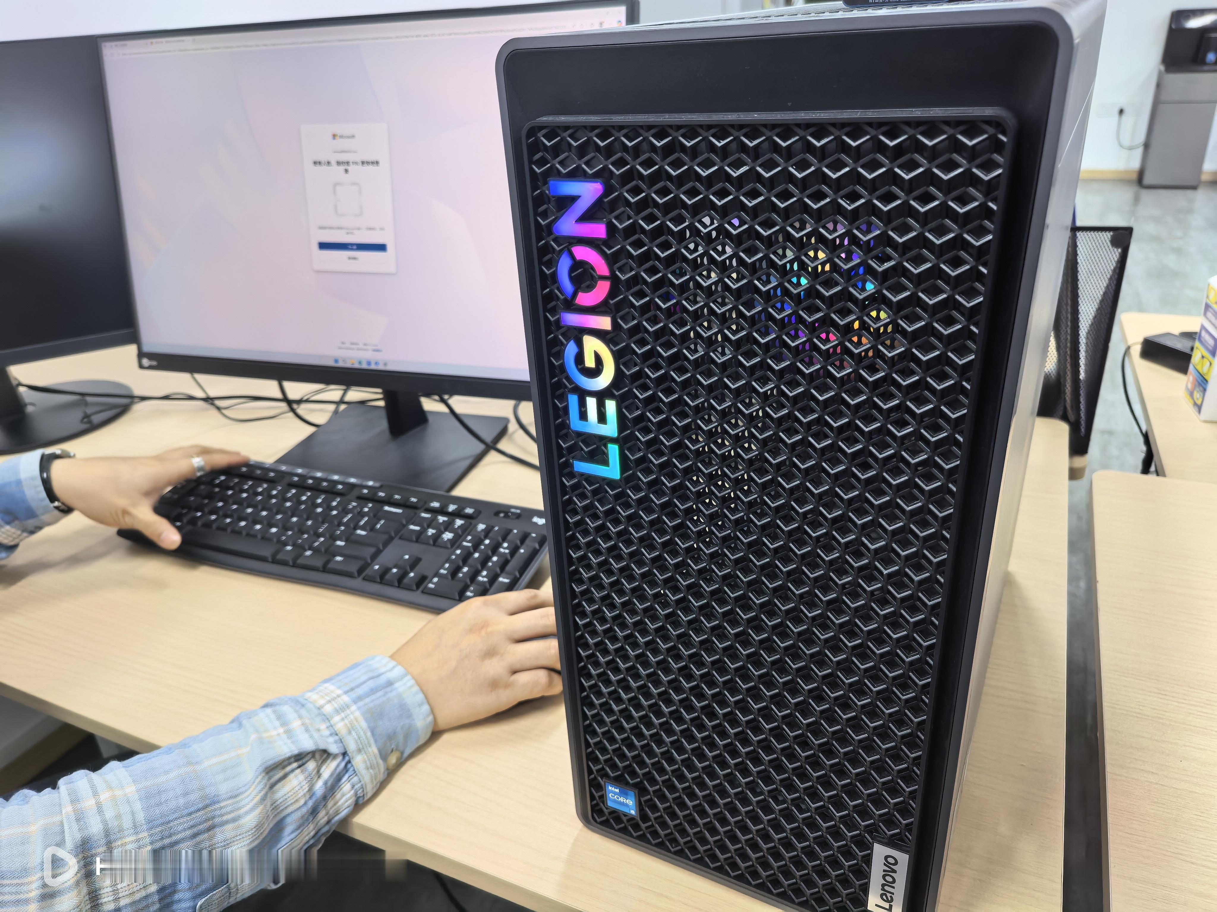 以后再也不买联想电脑了……给设计配了一个联想电脑，还是联想专卖店买的使用期间就一