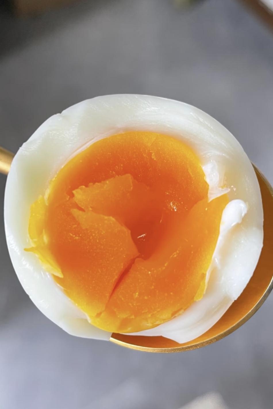 “水开下蛋，9分12秒捞出，立马过凉水”然后你就能得到一颗溏心细闪的完美水煮蛋