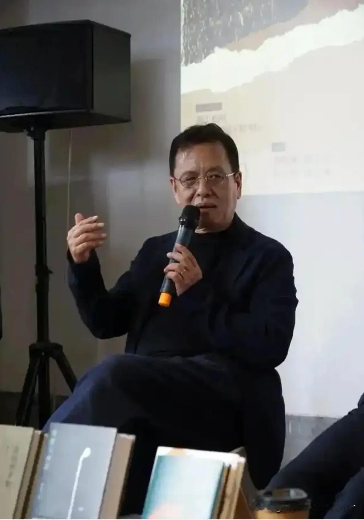 贾浅浅的屎尿诗之所以得到很高的评价，原来是有不少贵人神助。作协副主席李敬泽如此评