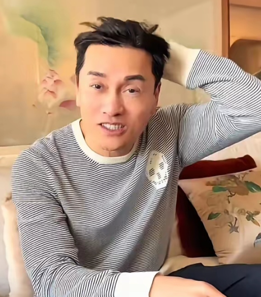 70岁的吕良伟一头乌黑浓密的头发让无数同龄人羡慕不已，最近他在视频里亲自辟谣，