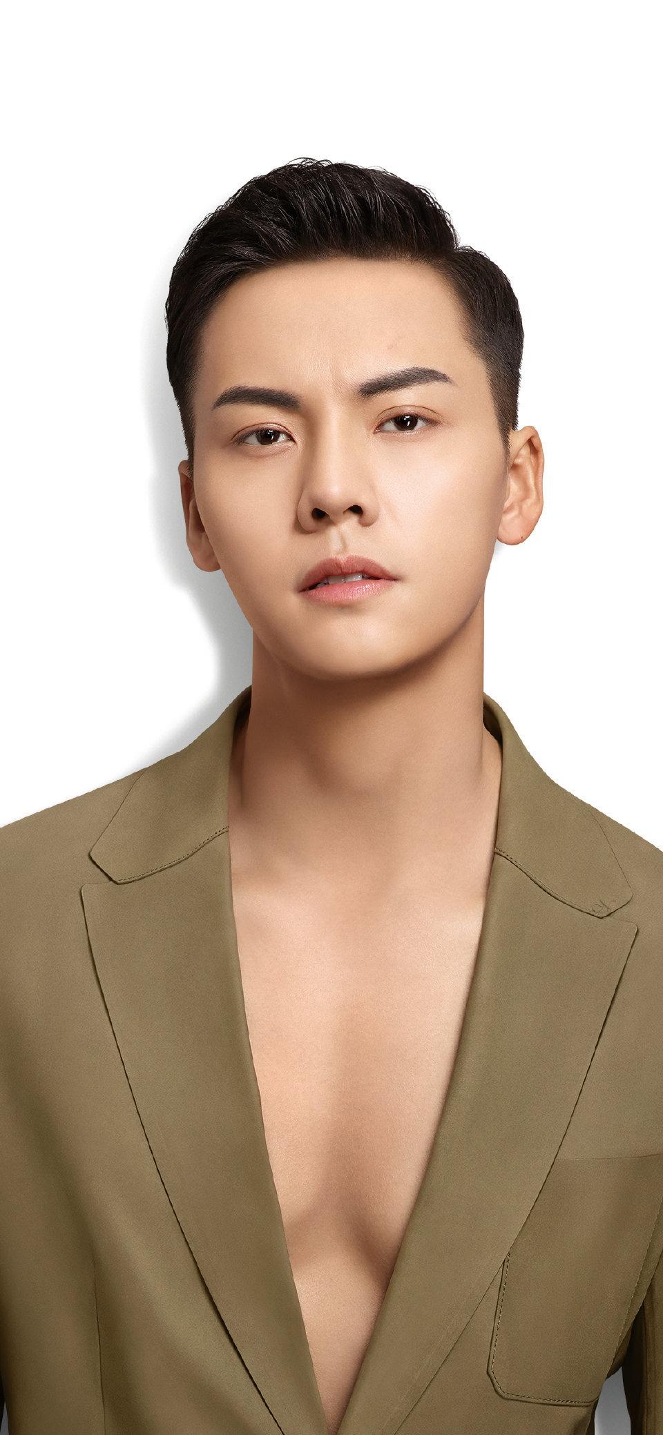 看到陈伟霆妈妈专程从香港飞到北京看望孙子的消息，心里突然暖暖的。镜头前，陈妈妈从