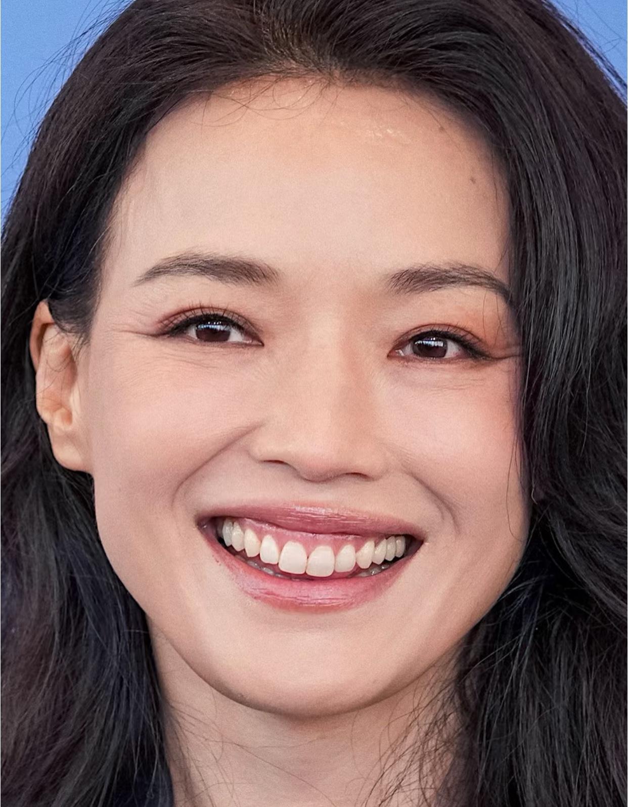 不是牙是牙龈呀，年近50岁的她是怎么敢咧嘴就笑呢？而且是面对着高清镜头，皮