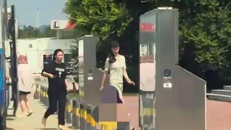 宋佳夫妇团建撒糖：这老板，给我来一沓！家人们谁懂啊！娱乐圈最近又双叒叕撒糖啦！