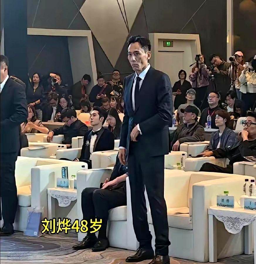 看到刘烨近照真被吓一跳，这眼神像连着熬了几个大夜。脸颊瘦到凹陷，整个人透