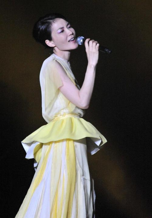 林忆莲、那英、王菲，皆是华语乐坛天后，歌唱魅力独具特色。那英嗓音极具爆发力与穿