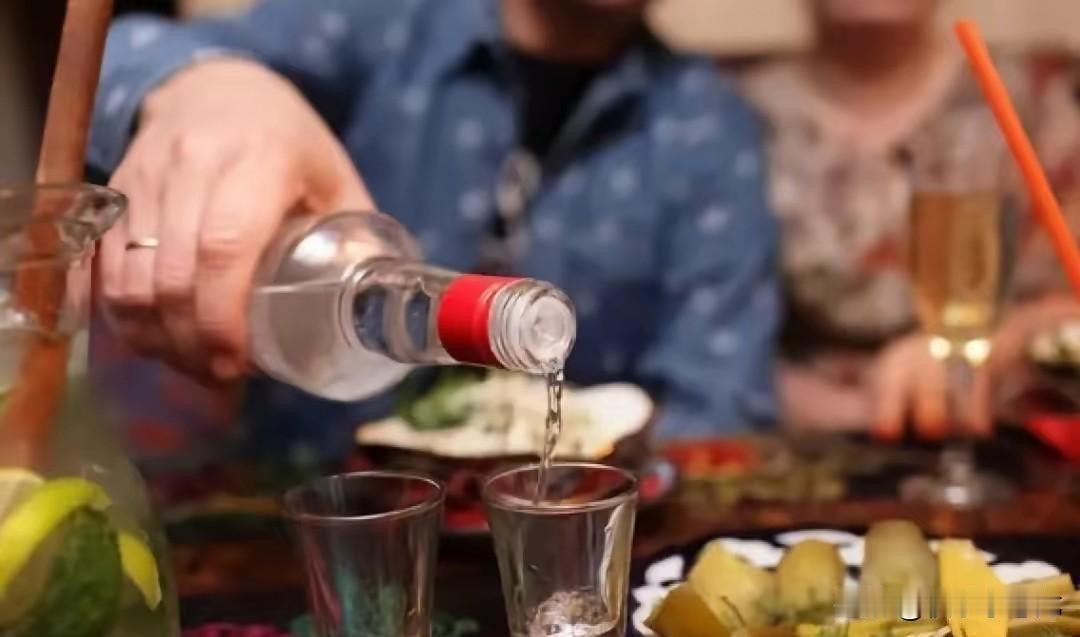 太愤怒了！山东平度，50多岁村支书喝了白酒，闯进16岁女孩家中，趁父亲不在、聋哑