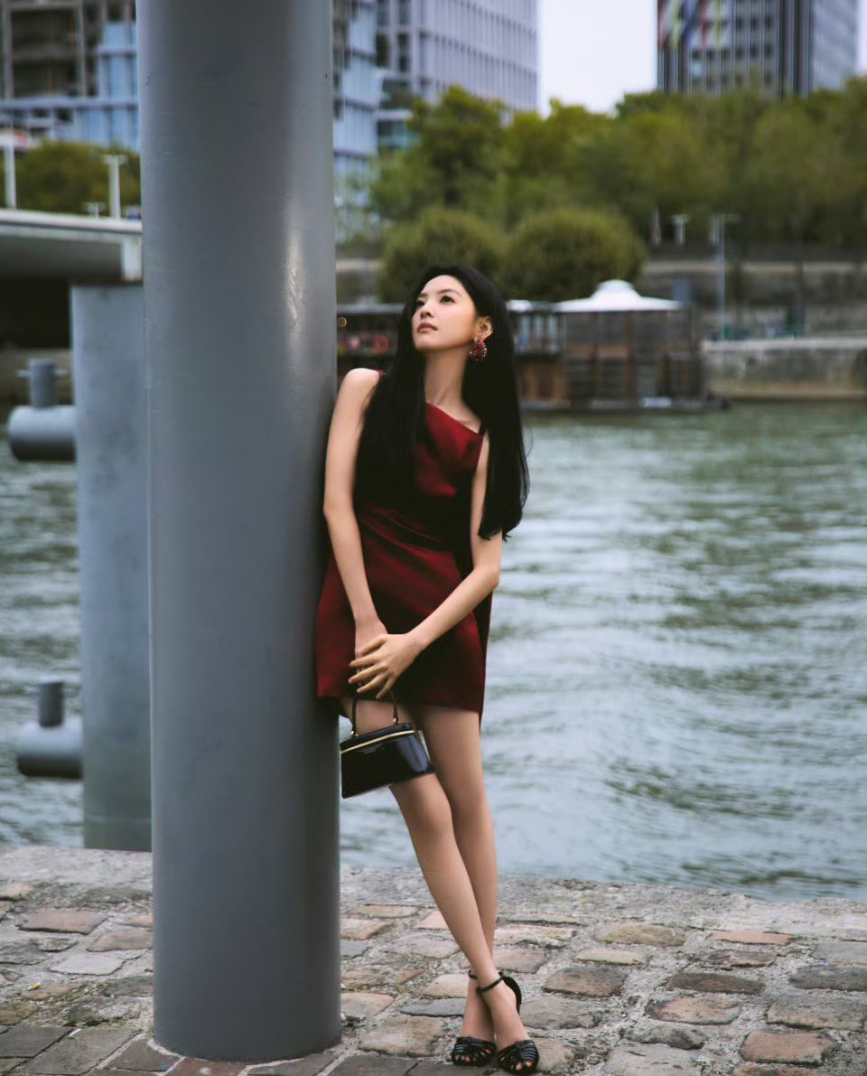 章若楠～～章若楠章若楠纪梵希大秀出图​​​