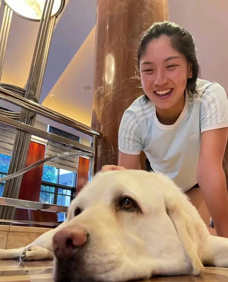 关于王欣瑜必须恶补一下颜值高身材佳喜欢小动物和旅游最爱各地美食