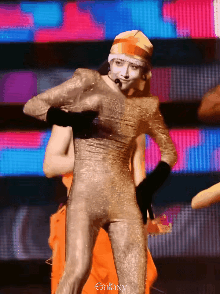 真是服了！这舞台表演看得我生理不适！骨瘦如柴的女子穿连体衣配垫肩，整个人