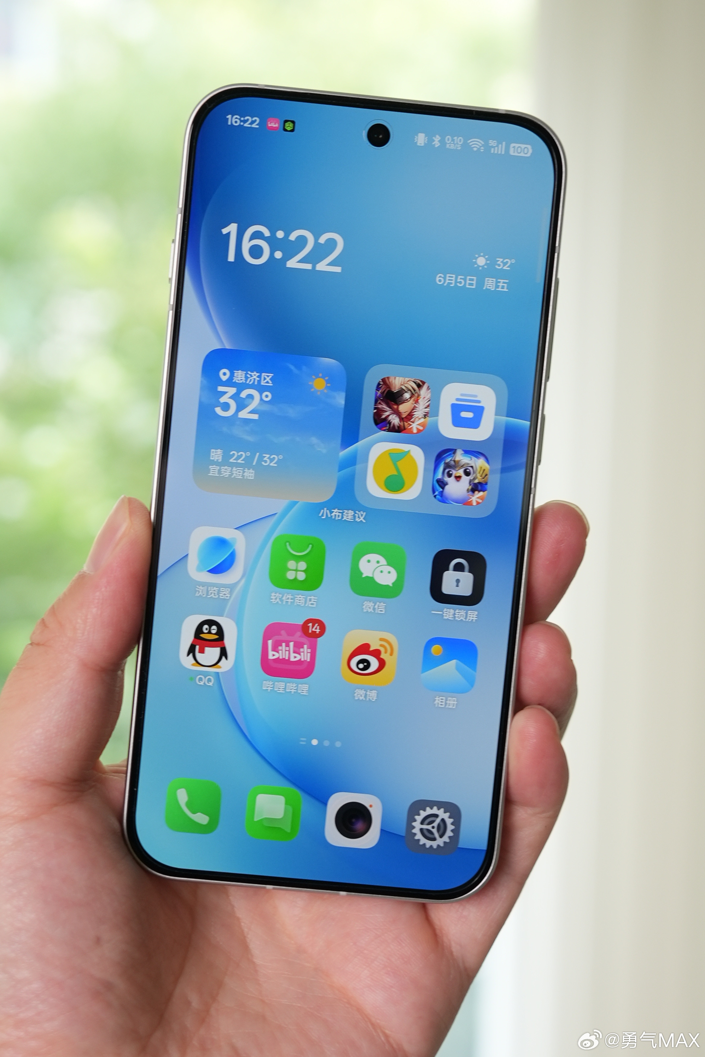 上手OPPOReno16标准版第一眼直接被后盖圈粉，3D悬浮星球后壳属实惊艳，