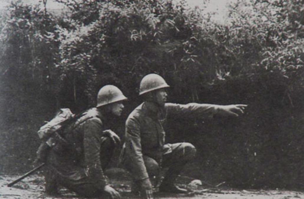 1938年，中国哨兵突然看到，对面日军阵地有个像灯泡似的东西上蹿下跳，想开枪却觉