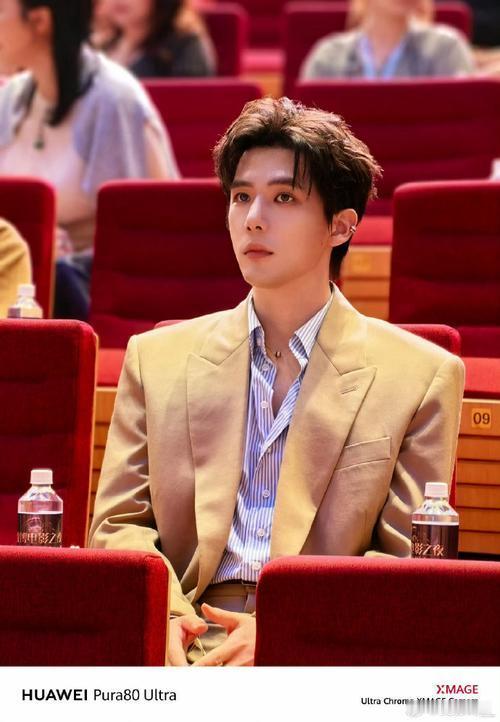 2025年12月21日星光大赏，王安宇作为《现在就出发3》唯一到场成员，身挂满节