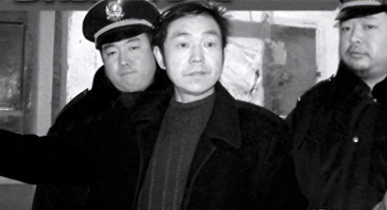 1998年，西安一个17岁男孩被同学欺负后死了，原因是辆山地车。法院判凶手赔钱，