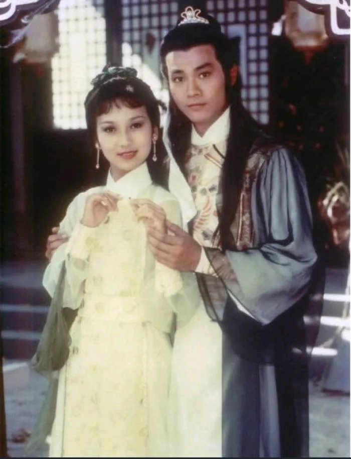 90年代，赵雅芝在拍《香帅传奇》，中途意外怀孕，郑少秋陪她孕检。沈殿霞疑问：“你