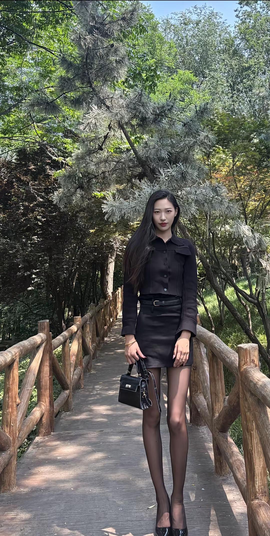 黑丝175御姐穿搭黑皮裙尖头高跟鞋今日份高智感look