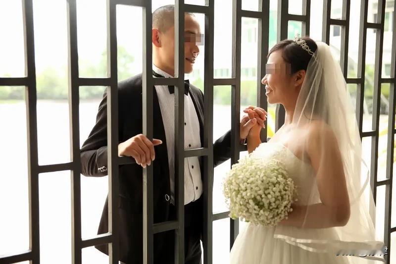 我一年收入约25个，我老婆8个，我岳父是个小企业主，年收入超百万，我老婆的妹夫年