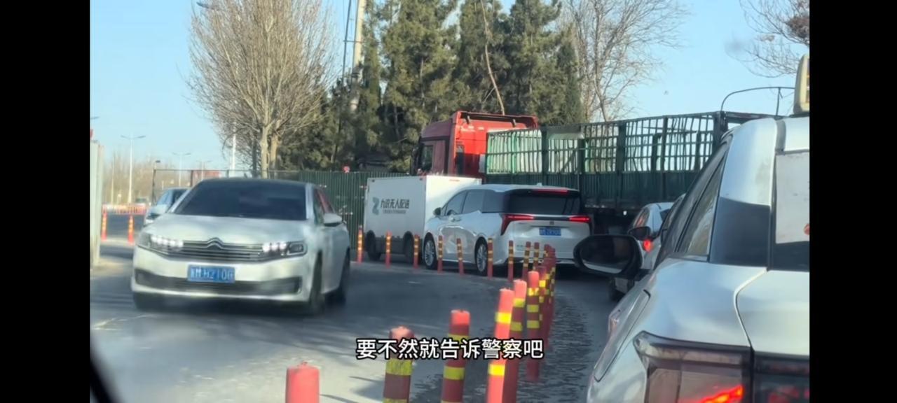 事发滨州！堵了一路！竟是它“趴窝”2月22日，山东滨州滨城区一辆无人驾驶车突