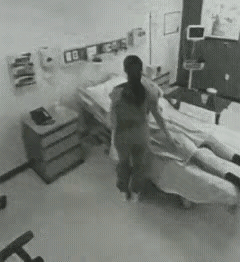 太搞笑了治病用上了“美人计”老李（躺在病床上有气无力，眼皮耷拉）：媳妇啊…