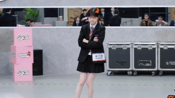 陈子露拿着刀往脖子上扎的样子像极了小猫亮爪子凶不起来还要硬凶，我们甜妹的职业生涯